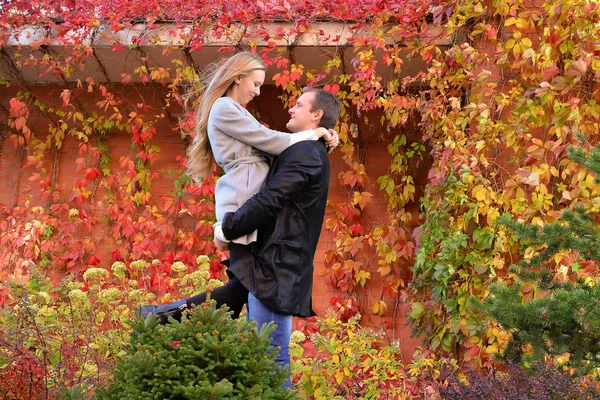 美丽的年轻夫妇在公园里 抱着女朋友的年轻人 — 图库照片