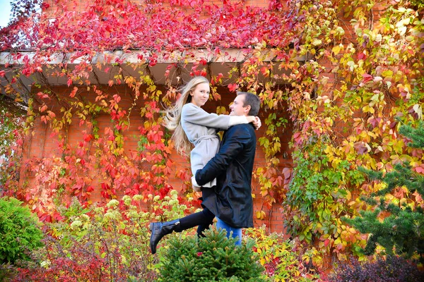 Belo Jovem Casal Parque Jovem Segurando Sua Namorada — Fotografia de Stock