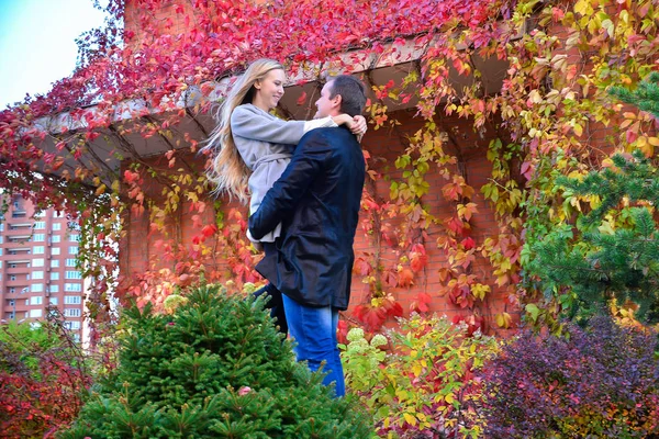 美丽的年轻夫妇在公园里 抱着女朋友的年轻人 — 图库照片