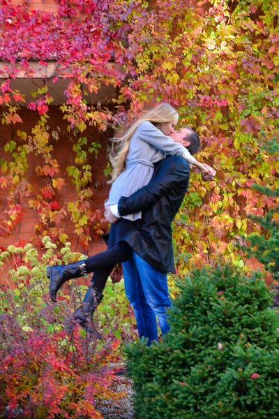 Belo Jovem Casal Parque Jovem Segurando Sua Namorada — Fotografia de Stock