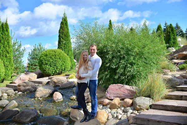 Beautiful Young Couple Embracing Park — Stock Photo, Image