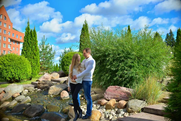 美丽的年轻夫妇拥抱在公园里 — 图库照片