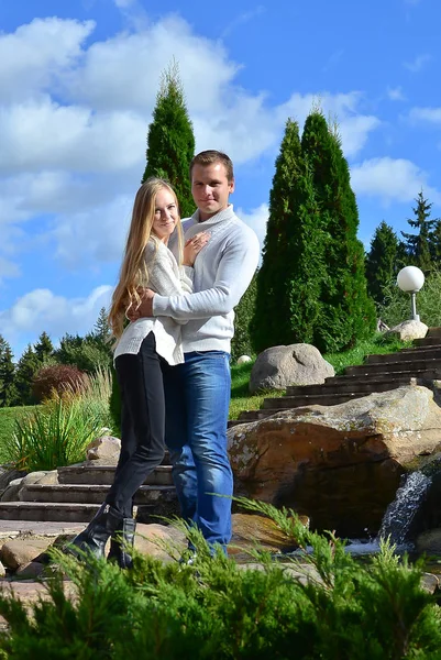 Belo Jovem Casal Abraçando Parque — Fotografia de Stock