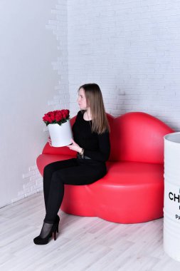 Stüdyoda poz veren güzel bir kadın. 