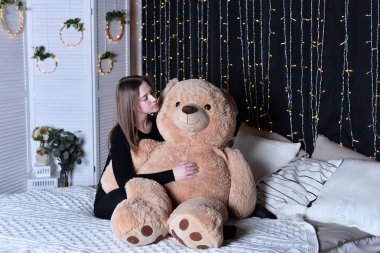 genç güzel kadın büyük oyuncak ayı ile poz 