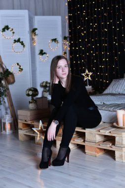 Süslü yatak odasında poz veren güzel bir kadın. 