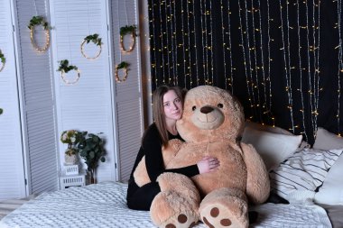 genç güzel kadın büyük oyuncak ayı ile poz 