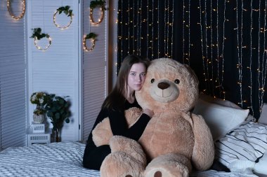 genç güzel kadın büyük oyuncak ayı ile poz 