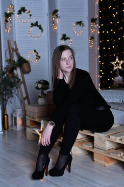 Süslü yatak odasında poz veren güzel bir kadın. 