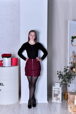 Stüdyoda poz veren güzel bir kadın.