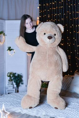 genç güzel kadın büyük oyuncak ayı ile poz 