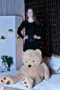 genç güzel kadın büyük oyuncak ayı ile poz 