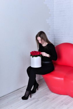 Stüdyoda poz veren güzel bir kadın. 