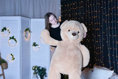 genç güzel kadın büyük oyuncak ayı ile poz 