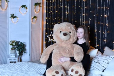 genç güzel kadın büyük oyuncak ayı ile poz 