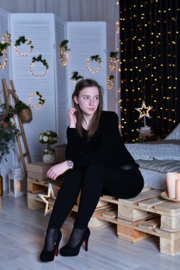 Süslü yatak odasında poz veren güzel bir kadın. 