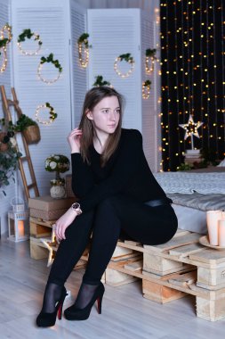 Süslü yatak odasında poz veren güzel bir kadın. 