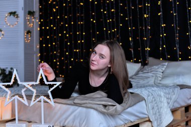 genç güzel kadın yatakta evde poz