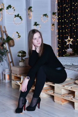 Süslü yatak odasında poz veren güzel bir kadın. 