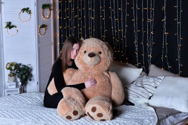 genç güzel kadın büyük oyuncak ayı ile poz 