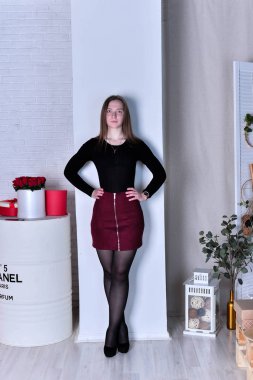 Stüdyoda poz veren güzel bir kadın.