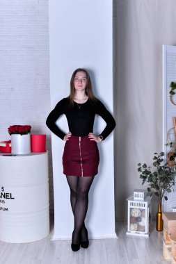 Stüdyoda poz veren güzel bir kadın.