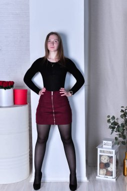 Stüdyoda poz veren güzel bir kadın.