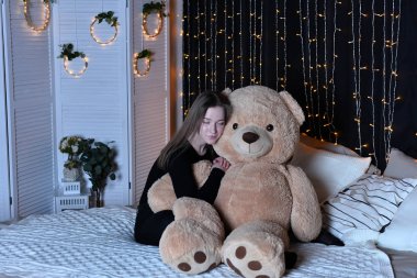 genç güzel kadın büyük oyuncak ayı ile poz 