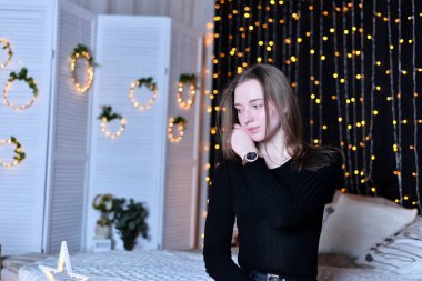 genç güzel kadın yatakta evde poz