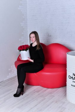 Stüdyoda poz veren güzel bir kadın. 