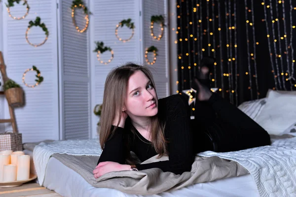 Süslü Yatak Odasında Poz Veren Güzel Bir Kadın — Stok fotoğraf