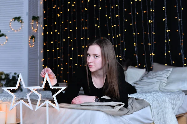 Young Beautiful Woman Posing Bed Home — Stock Photo, Image