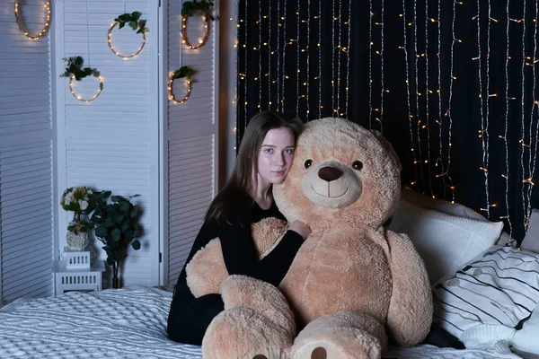 Junge Schöne Frau Posiert Mit Großen Teddybär — Stockfoto