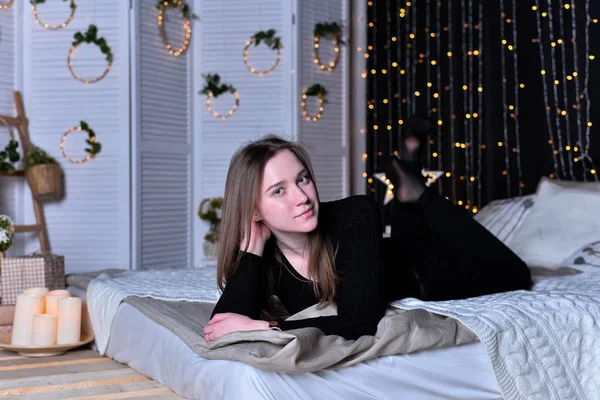 Joven Hermosa Mujer Posando Dormitorio Decorado —  Fotos de Stock