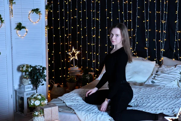 Young Beautiful Woman Posing Bed Home — Stock Photo, Image