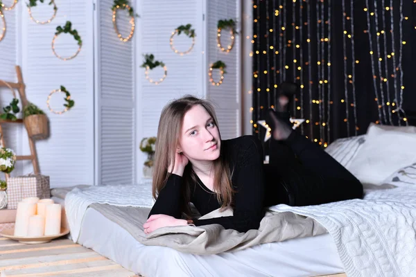 Joven Hermosa Mujer Posando Dormitorio Decorado — Foto de Stock