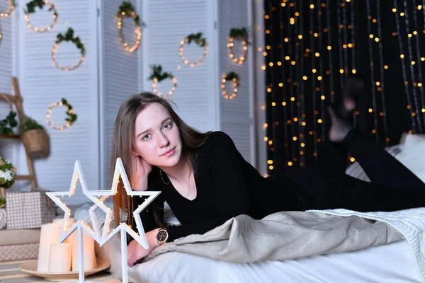 Young Beautiful Woman Posing Bed Home — Stock Photo, Image