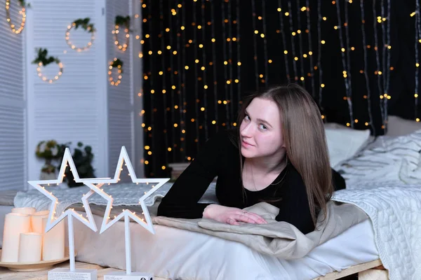 Junge Schöne Frau Posiert Hause Auf Dem Bett — Stockfoto
