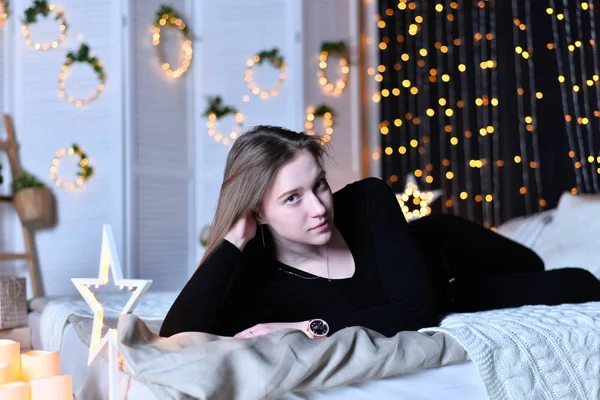 Young Beautiful Woman Posing Bed Home — Stock Photo, Image