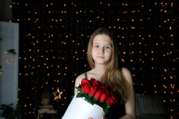 美丽的女孩摆在家里与玫瑰 — 图库照片