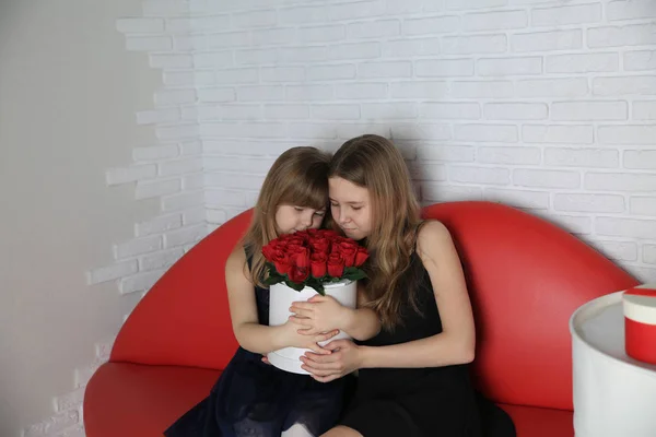 Gyönyörű Lányok Pózol Piros Rózsák — Stock Fotó