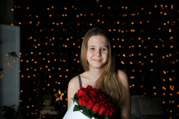 美丽的女孩摆在家里与玫瑰 — 图库照片