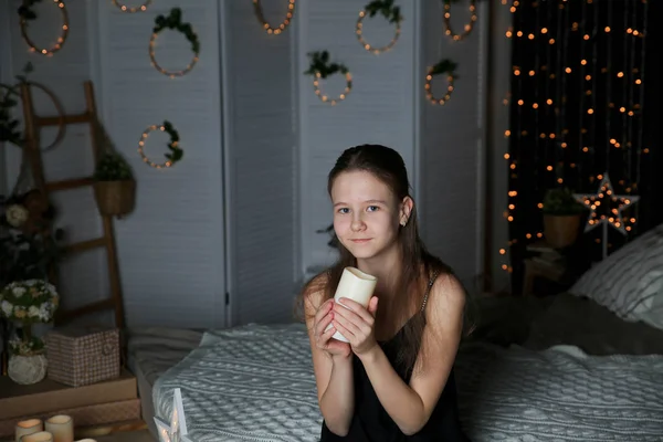Красива Мила Дівчина Позує Ліжку Вдома Свічкою — стокове фото