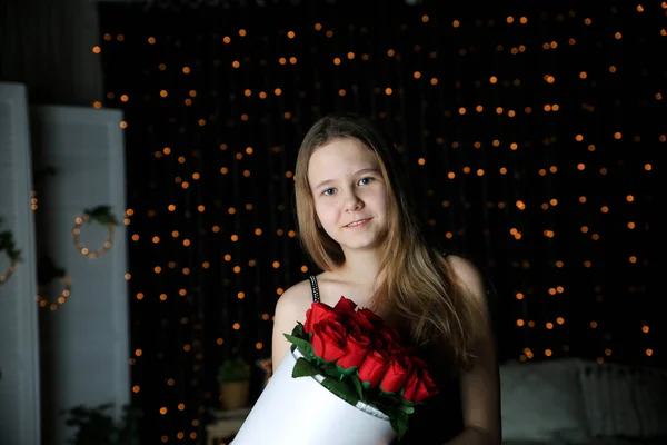 Hermosa Chica Posando Casa Con Rosas —  Fotos de Stock