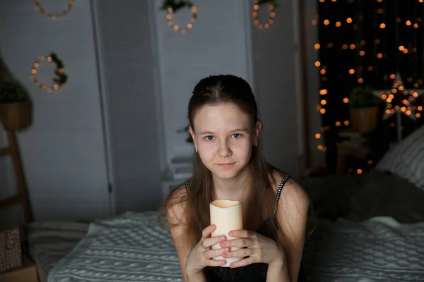 Szép Aranyos Lány Pózol Ágyban Otthon Gyertya — Stock Fotó
