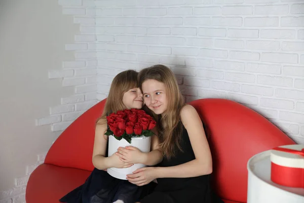 Belle Ragazze Posa Con Rose Rosse — Foto Stock