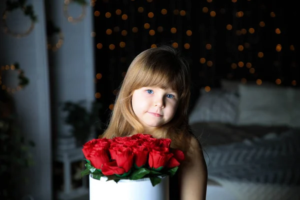 Hermosa Chica Posando Casa Con Rosas —  Fotos de Stock