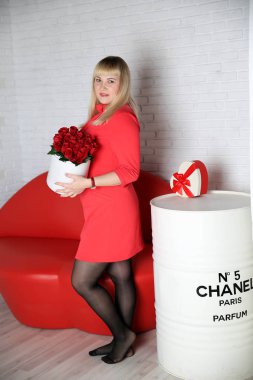 Stüdyoda poz veren güzel bir kadın. 