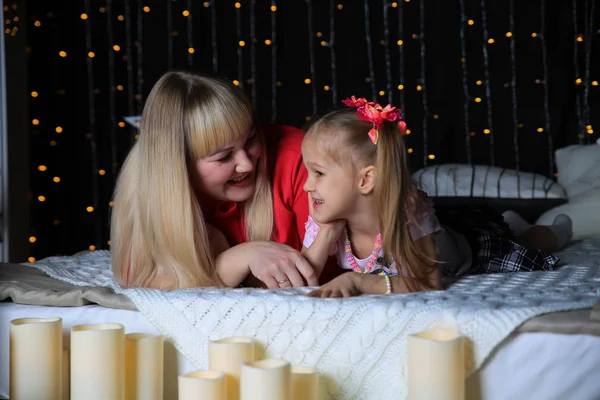 Beautiful Girl Her Mother Laying Bedroom — Stock Photo, Image