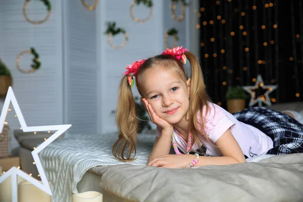 Linda Menina Bonito Posando Casa Cama — Fotografia de Stock